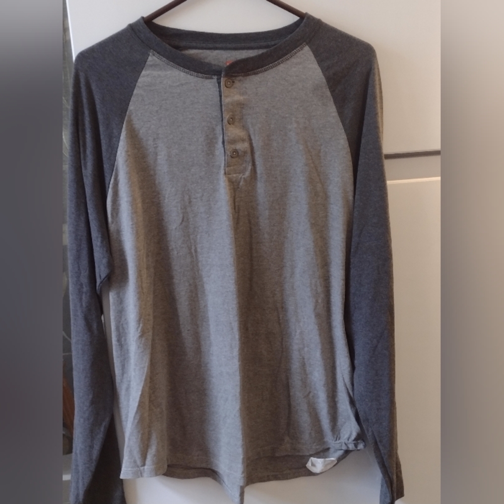 Hanes Gray Long Sleeve Tee for Everyday Comfort Size L.